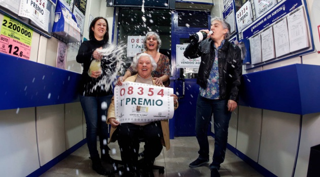 Celebración en la Administración de Lotería de Torrent que vendió íntegro el premio gordo de el Niño.