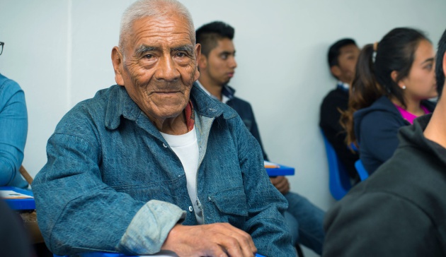 Don Felipe en clase. Fotograf&iacute;a cortesa&iacute;a de la Buap.
