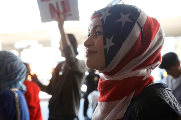 Una mujer protesta en el aeropuerto de Los Angeles