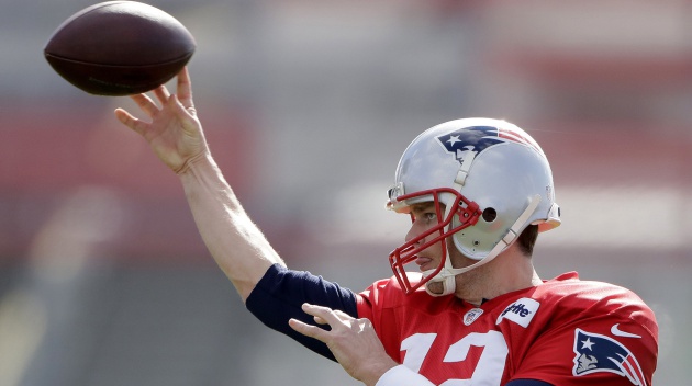 Tom Brady, quarterback de los Patriots, se prepara para