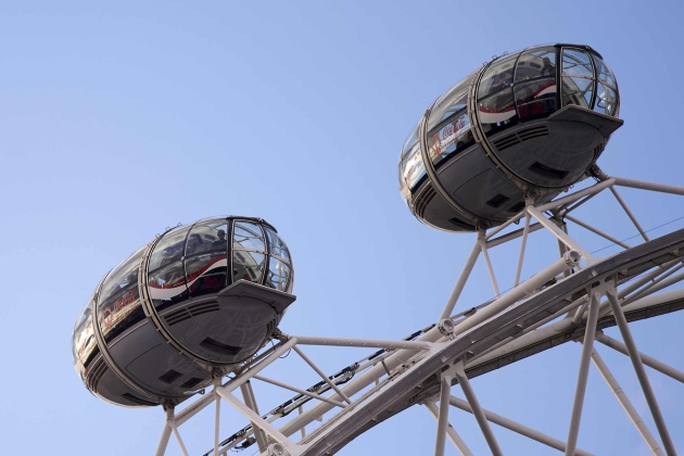 Otra fotograf&iacute;a del London Eye despu&eacute;s del ataque, con gente dentro