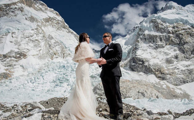 James Sissom y Ashley Schmieder durante el intercambio de votos en la ruta de ascenso del Everest