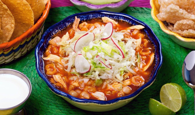 Un tazón de pozole