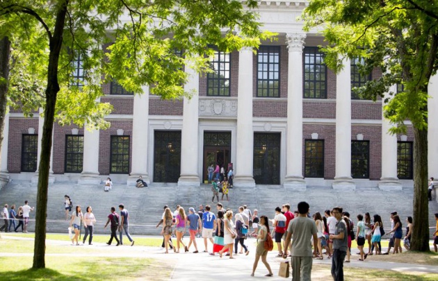 Imagen de la biblioteca principal de la Universidad de Harvard.