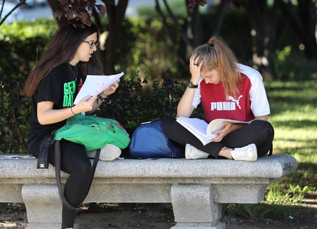 Dos estudiantes de bachiller en Ciudad Universitaria, antes de comenzar el examen de Selectividad