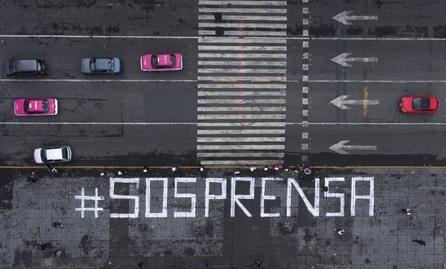 Los periodistas escribieron este hashtag en la explanada del Zócalo capitalino para protestar por los recientes asesinatos de sus colegas