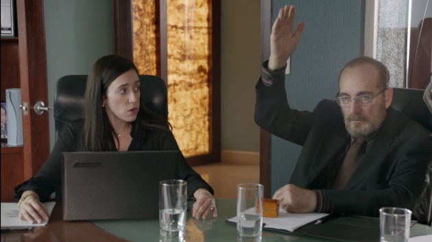 En 'Club de Cuervos', Isabel Iglesias debe lidiar con constantes interrupciones de su hermano y otros directivos del equipo de fútbol