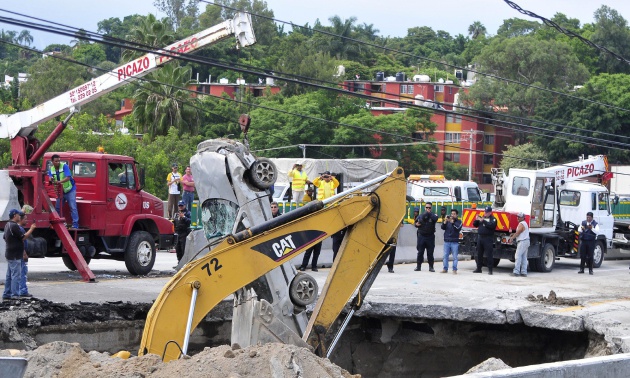 Dos personas fallecen cuando su vehículo cayó en un hundimiento de la autopista México-Cuernavaca