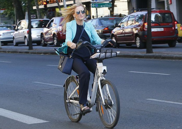 El verano azul de Cristina Cifuentes: usar el BiciMAD para ir al curro