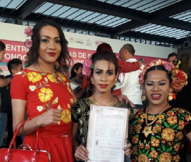 Desde la izquierda: Las muxes Mishell Echeverría, Naomy Méndez y Dayana Toledo en el evento de la Ciudad de México para el cambio de identidad de más de 200 personas