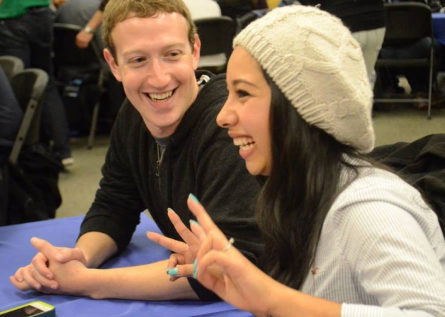 Mark Zuckerberg y Sarahi Espinoza en 2013, durante un Hackaton para 'dreamers'