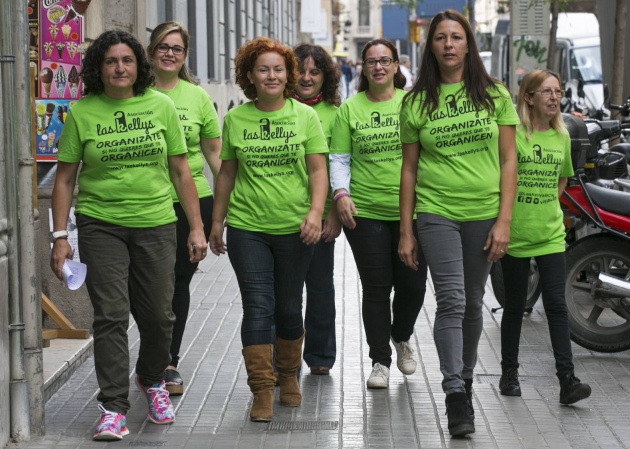 Algunas de las camareras de piso de de hotel asociadas en Las Kellys, en Barcelona en octubre de 2016 / JOAN SÁNCHEZ