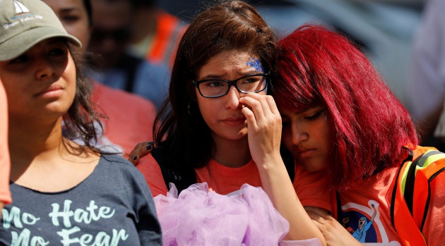 Tres j&oacute;venes se manifiestan por la cancelaci&oacute;n de DACA afuera del Trump Tower en Nueva York