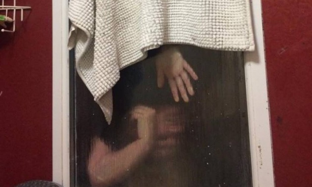 El servicio brit&aacute;nico de bomberos ha publicado esta foto de la cita en Twitter, con la chica atrapada, cabeza abajo, entre dos ventanales