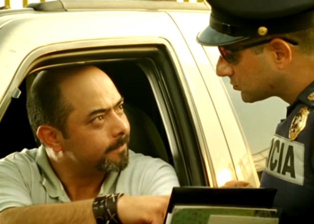 Escena de Bala Mordida (2009) en la que un policía pide mordida a un conductor.