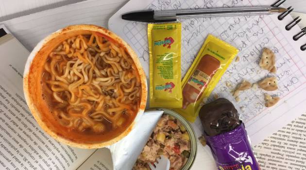 As&iacute; se ve una t&iacute;pica hora de estudio-almuerzo de un 'estudihambre' mexicano