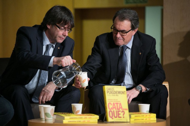 Carles Puigdemont y Artur Mas durante la presentaci&oacute;n de &#039;Cata... Qu&egrave;?&#039;, libro del primero de 1994 reeditado el a&ntilde;o pasado