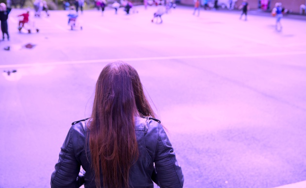 Una joven caminando sola en el patio de un colegio. La protagonista de la fotografía no tiene relación con la hija de Blanca, autora de la carta de esta noticia
