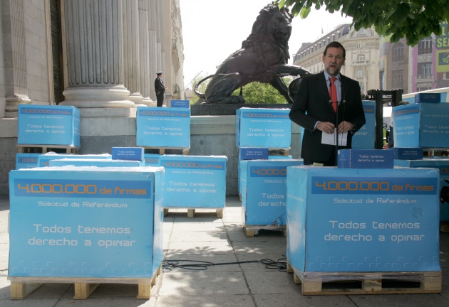 Mariano Rajoy entrega en el Congreso las cajas con los cuatro millones de firmas recogidas para pedir un referéndum sobre el Estatut