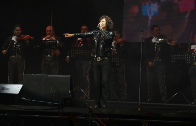 Bunbury dijo que a falta de su propia banda y músicos, tocó con un mariachi
