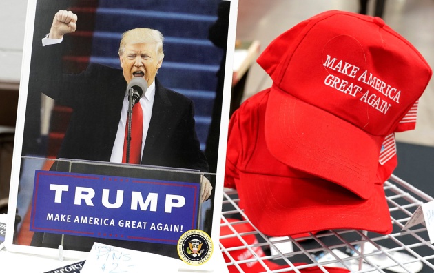 Venta de souvenires en la Guntoberfest de Oaks, Pennsylvania, celebrada el 6 de octubre