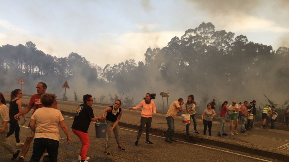 Vídeo: Una cadena humana en un pueblo de Pontevedra logra salvar un colegio  de las llamas | Verne EL PAÍS