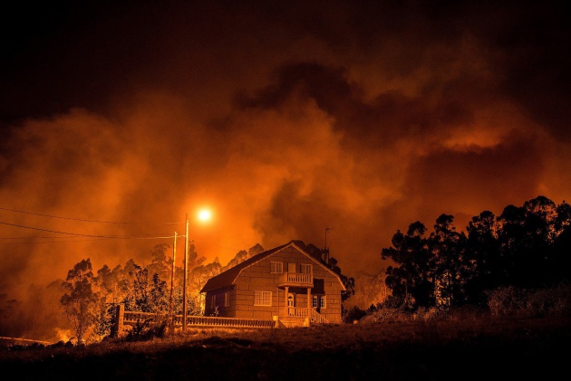 Una vivienda rodeada por el fuego en el municipio de Nigrán (Ourense)