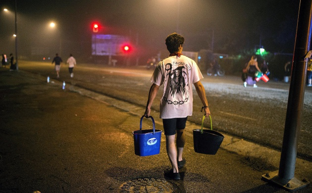 Un hombre ayuda a apagar uno de los focos de Vigo.