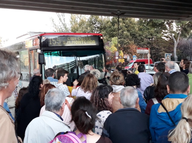 Bloqueo del autobús 155 de Barcelona / @ANCMiR