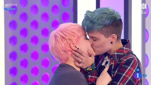 El beso de una concursante de 'Operación Triunfo' con su novio trans en 'prime time'