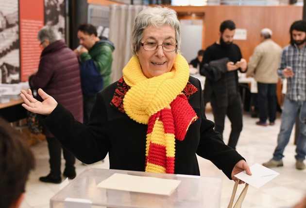 Una se&ntilde;ora votando en Barcelona