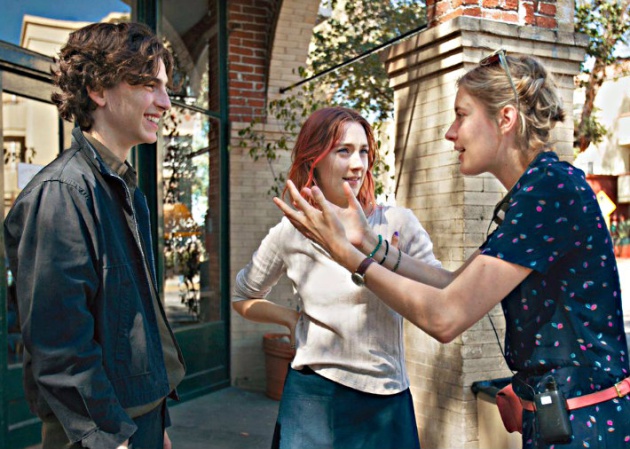 Timothée Chalamet, Saoirse Ronan y la directora Greta Gerwig durante el rodaje de 'Lady Bird'