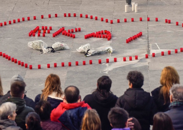 Concentración en la plaza del Ayuntamiento de Ondarroa (Vizcaya) en recuerdo de Ekai. EFE/MIGUEL TOÑA