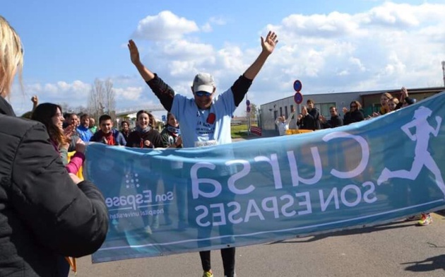 Miguel Ángel, entrando a meta de la Cursa Son Espases. Foto cortesía de Mar Saus