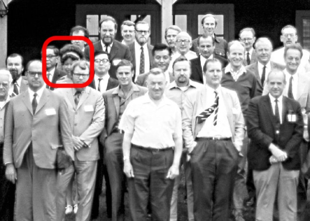 La única mujer asistente a la conferencia y la única que no aparece acreditada en la imagen.