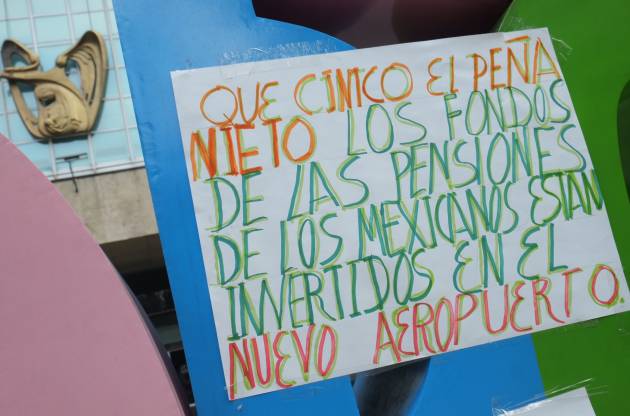 Ciudadanos manifestaron su descontento con una pancarta en las afueras de las instalaciones del ISSSTE ubicado en Paseo de la Reforma. Foto: Cuartoscuro. 