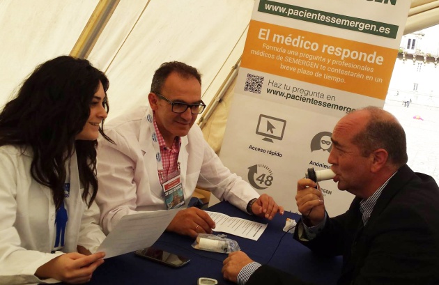 Dos médicos de familia participan en un acto urbano