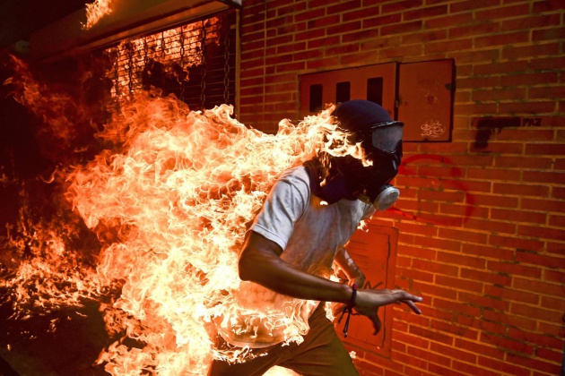 Fotografía ganadora del World Press Photo, que muestra a un manifestante en llamas durante una protesta contra Maduro en Caracas. RONALDO SCHEMIDT AFP