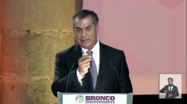 Jaime Rodríguez Calderón "El Bronco" muestra una bala al inicio del debate