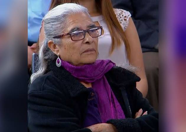 Doña Teresa escucha las respuestas de los candidatos durante el debate.