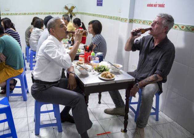Obama y Bourdain comen en un restaurante de Hanoi.