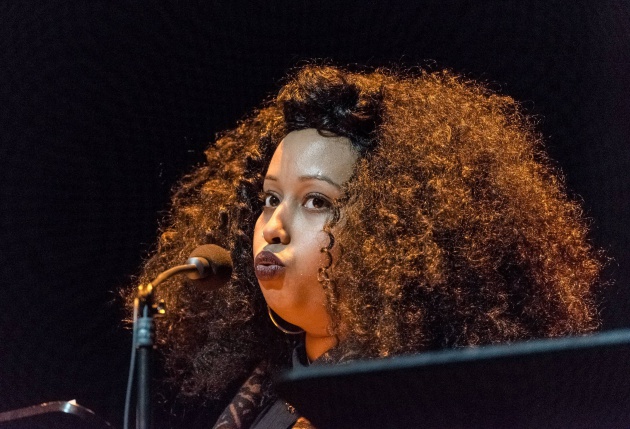 La poeta Warsan Shire fotografiada en un festival de poesía de Berlín