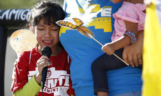 La menor Akemi Vargas llora cuando habla de separarse de su padre durante una protesta en Phoenix (Arizona)
