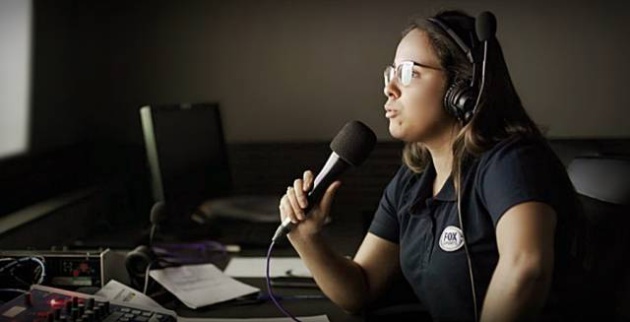 Isabelly Morais, primeira mulher a narrar um jogo de Copa no Brasil.