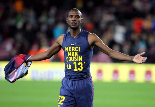 Foto de 2013 del exfutbolista francés Eric Abidal mostrando una camiseta de agradecimiento a su primo como donante en su trasplante, tras un partido de liga española. EFE/ARCHIVO/Toni Albir.