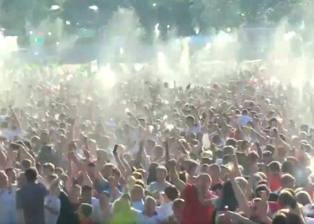 Los aficionados ingleses en Hyde Park lanzaron sus bebidas al aire tras el gol de su equipo