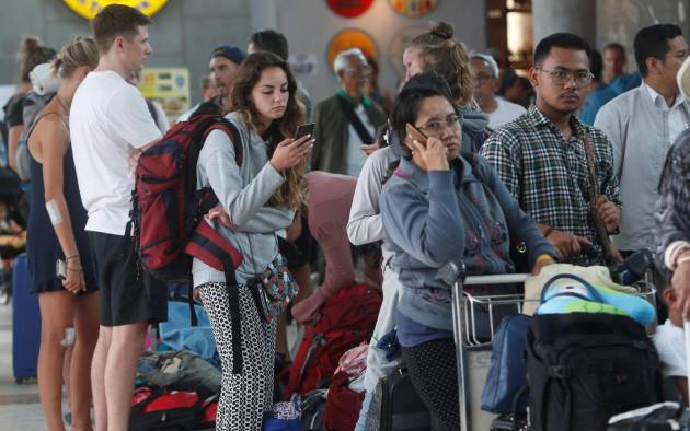 Turistas extranjeros en el aeropuerto de Lombok (Indonesia) h