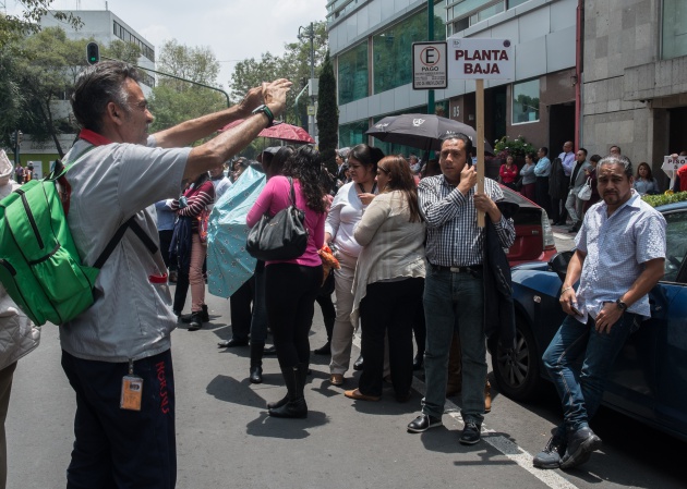 Vecinos y trabajadores de la calle Dinamarca en Colonia Roma desalojando edificios el pasado 22 de agosto tras un sismo magnitud 5,3