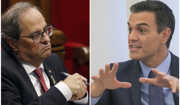 Quim Torra, durante la segunda jornada del Debate de Política General, en el Parlament. A la derecha, Pedro Sánchez en la Moncloa