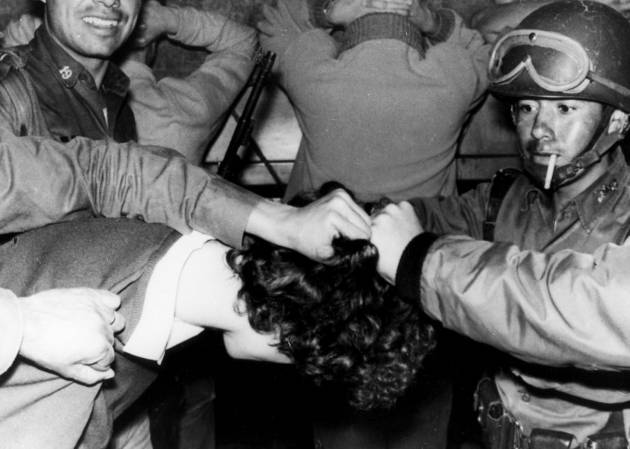 Un grupo de soldados detienen a un estudiante en Tlatelolco el 2 de octubre de 1968